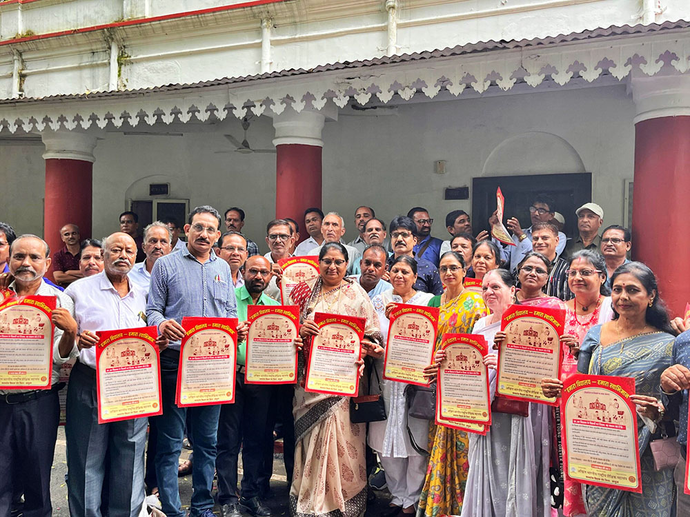 झाबुआ से राष्ट्र निर्माण का संकल्प हमारा विद्यालय, हमारा स्वाभिमान अभियान की गूंजा Jhabua News- Cabinet Minister Nirmala Bhuria released the Madhya Pradesh Teachers' Association's resolution letter 'Our School Ours, Self-Respect - मंत्री निर्मला भूरिया ने किया संकल्प पत्र का लोकार्पण, 1 सितंबर को हर विद्यालय बनेगा प्रेरणा केंद्रा